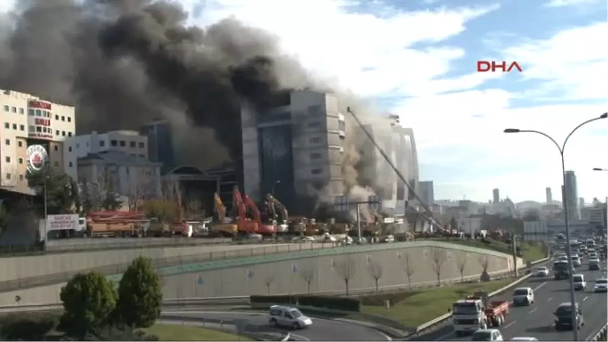 Maltepe\'de Bir Otel İnşaatında Çıkan Yangında Mahsur Kalanlar İtfaiye Tarafından Kurtarıldı.