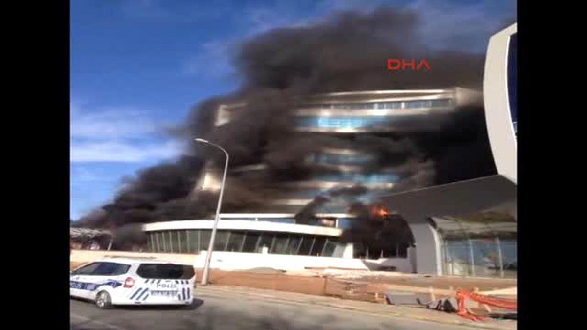 Maltepe\'de Bir Otel İnşaatında Çıkan Yangında Mahsur Kalanlar İtfaiye Tarafından Kurtarıldı