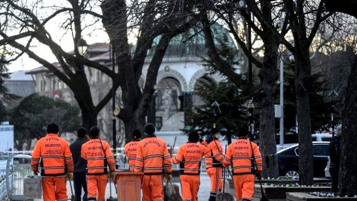 Patlamanın Ardından Sultanahmet\'te Temizlik