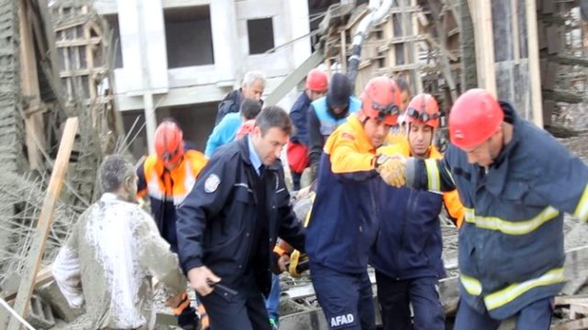 Rize\'de Avm İnşaatı\'nda Çökme Meydana Geldi : 4 Yaralı