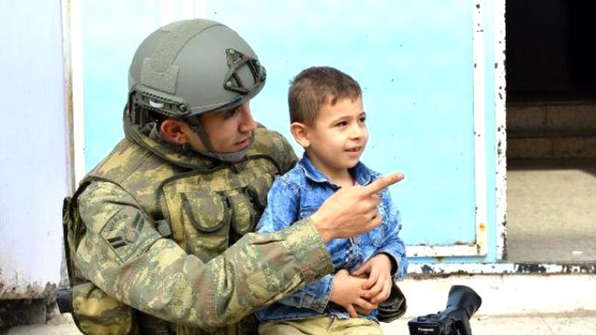 Silopi\'de Zırhlı Araçlarla Getirilen Yiyecekler Vatandaşlara Dağıtıldı