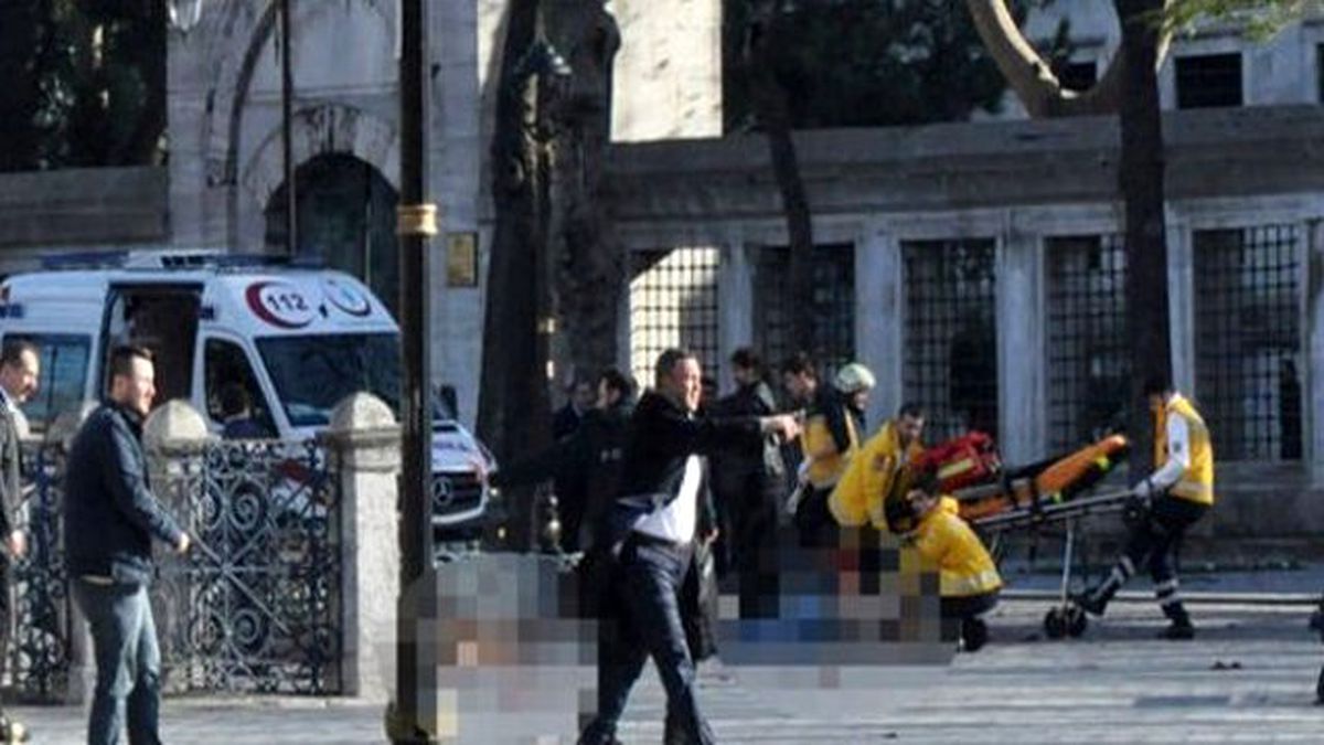 Sultanahmet Yaralısını Taşırken Sedyeden Düşürdüler