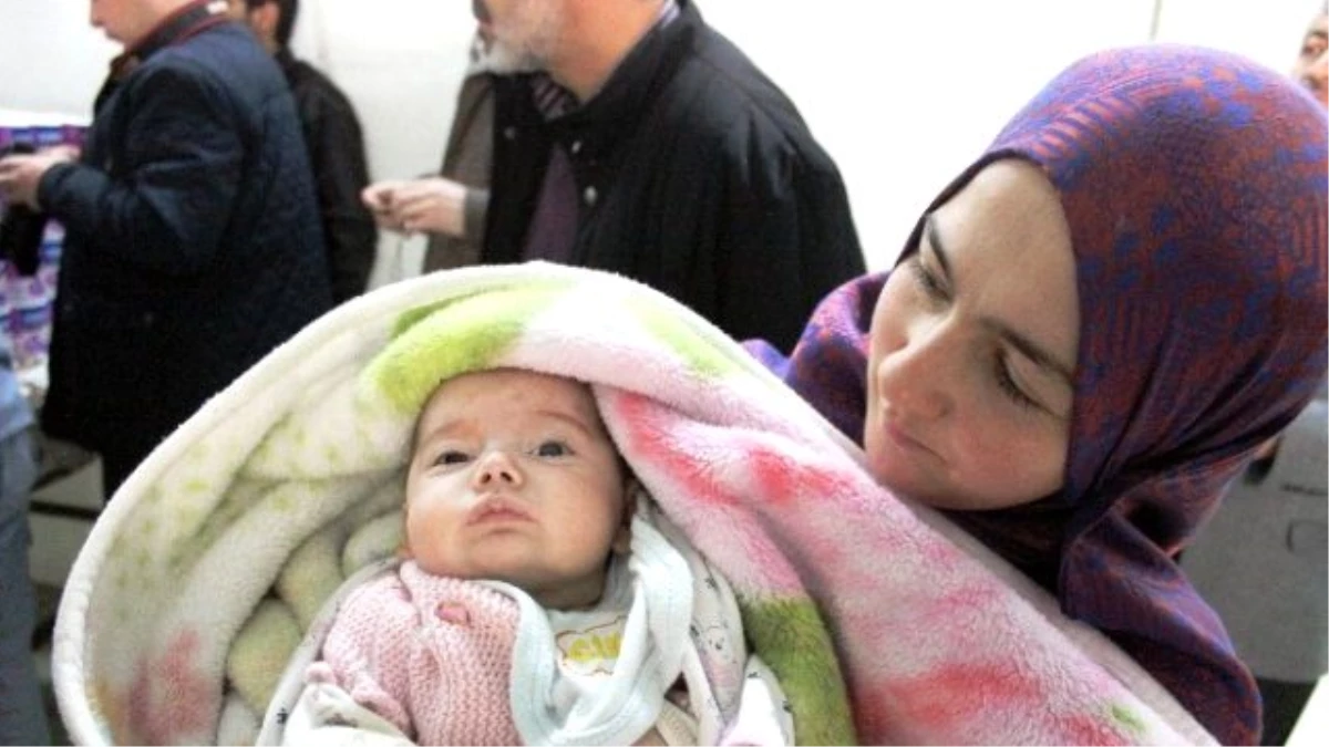 Suriyeli Bebeklere Mama Dağıtımı