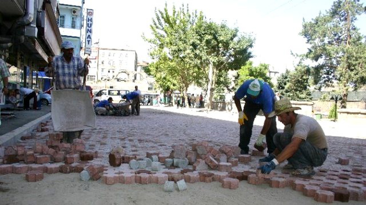 Yaya Yollarına İzinsiz Yer Döşemesi Yapanlar Önce Uyarılıyor