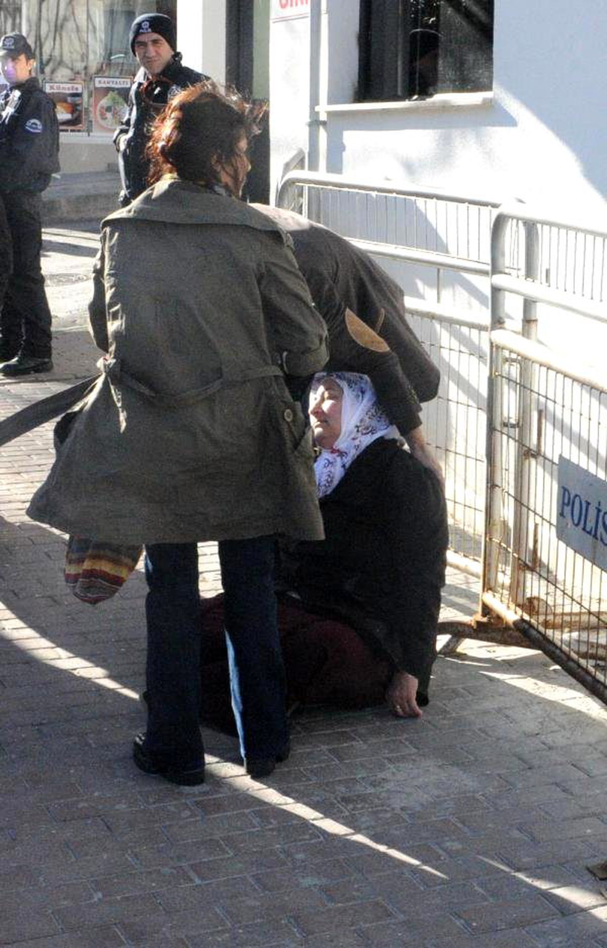 YDG-H Üyesi Oğlunu Kelepçeli Gören Anne, Bayıldı