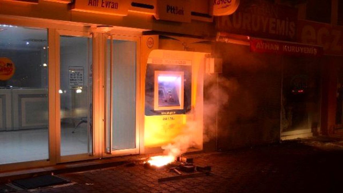 Yerin Altında Yangın Çıktı! Kaldırımdan Alevler Yükseldi