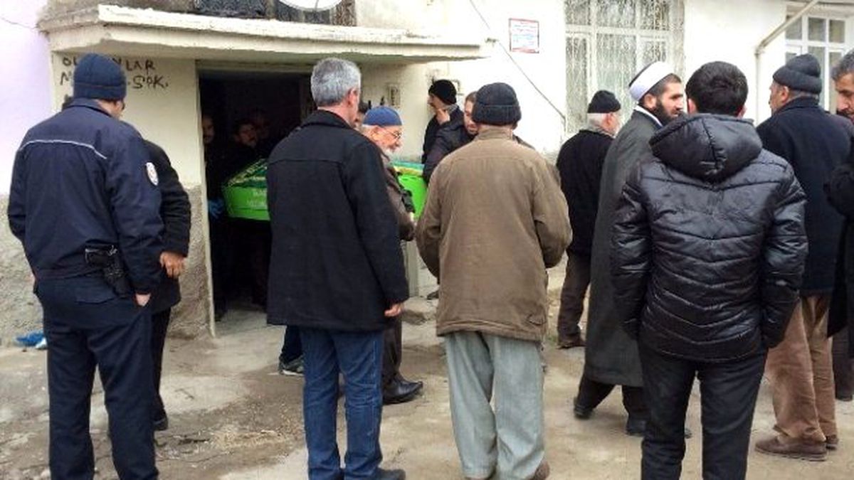 Zihinsel Engelli Oğlu, Ölen Babasının Başında \'Uyuyor\' Diye 2 Gün Bekledi