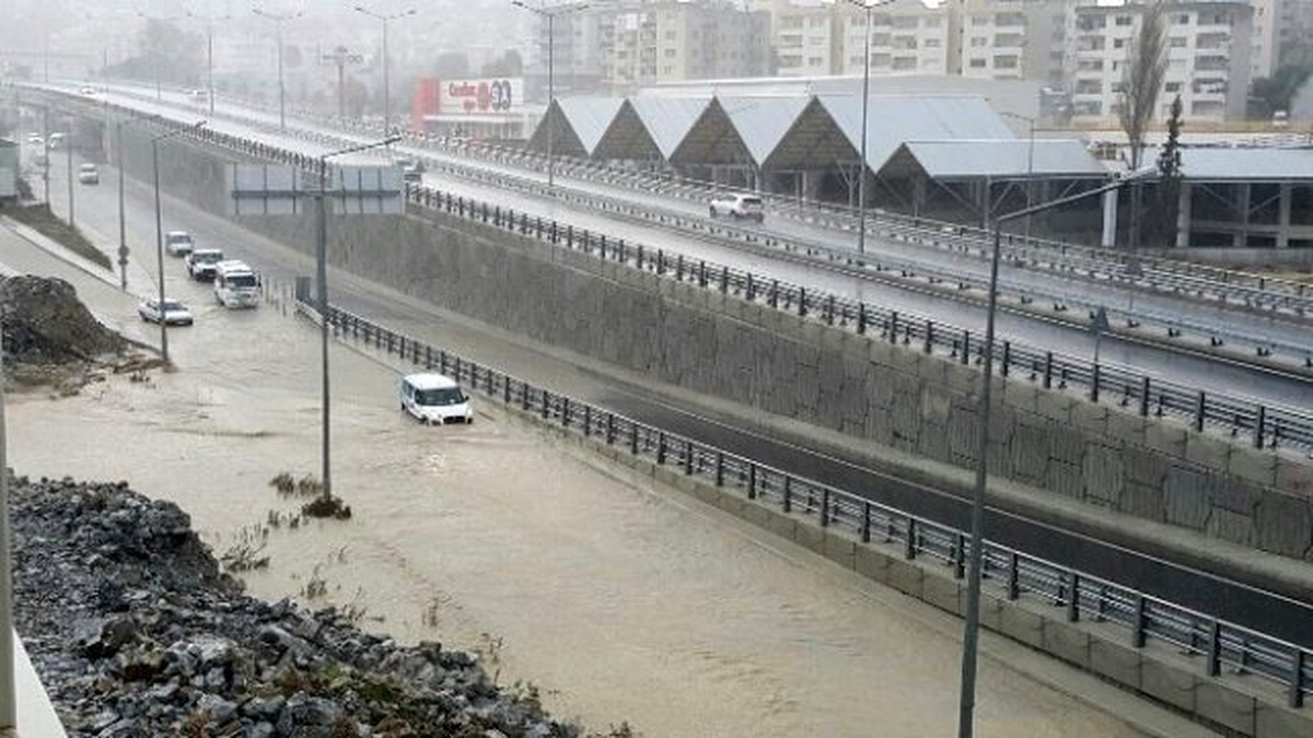 10 Dakika Süren Yağmur Kuşadası\'nda Günlük Yaşamı Felç Etti