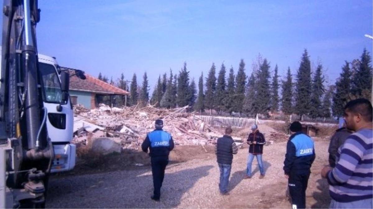 Alaşehir\'de Hazine Arazisine Yapılan Kaçak Bina Yıktırıldı