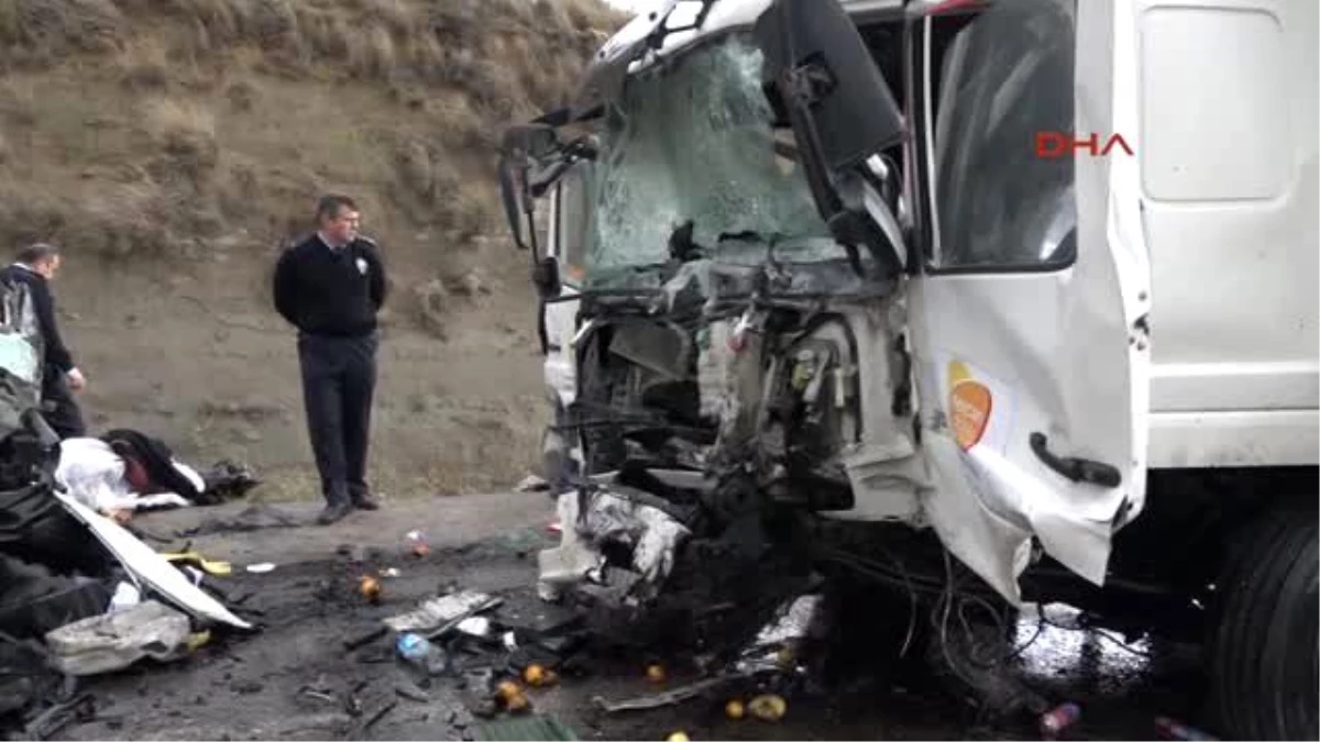 Antalya\'da Kamyon ile Minibüs Çarpıştı: 3 Ölü, 2 Yaralı