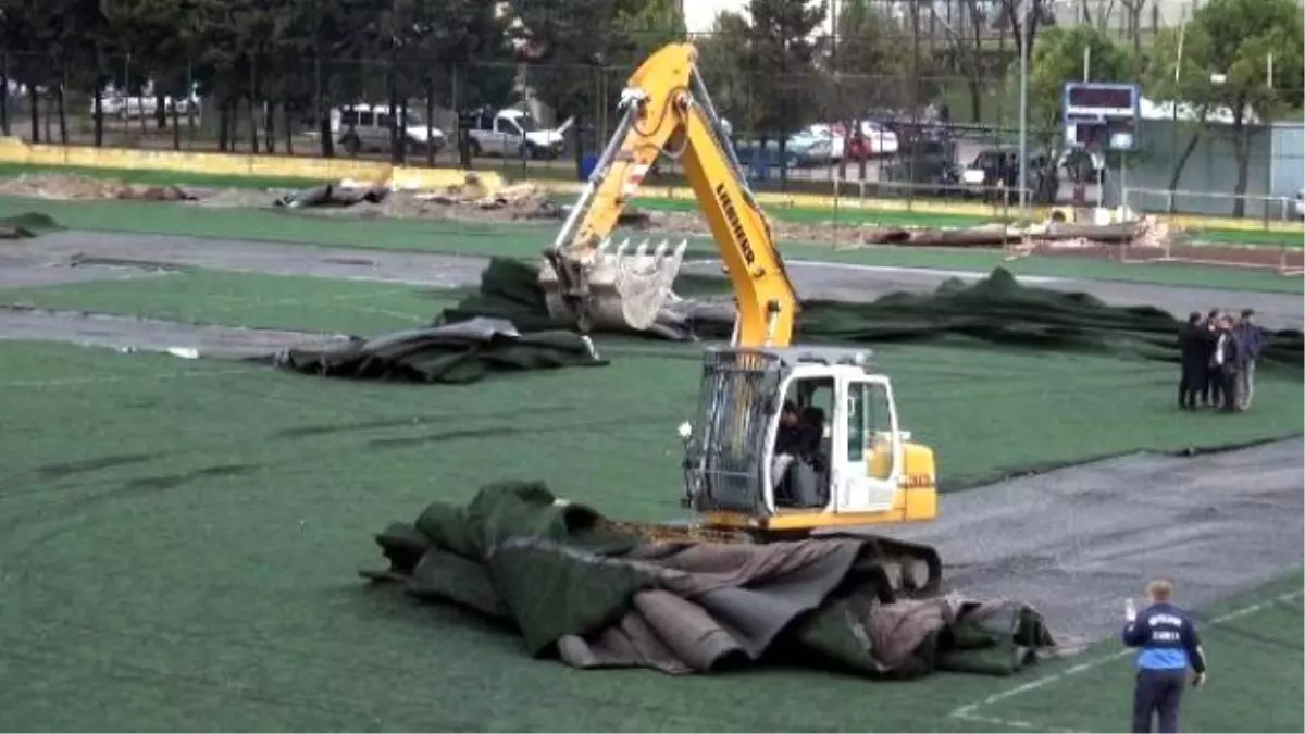 Avcılar\'da Turgut Özal Stadyumu\'nun Yıkımına Başlandı