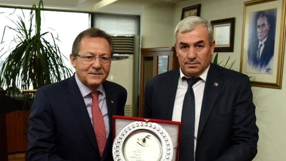 Başkan Uğur\'a Plaket