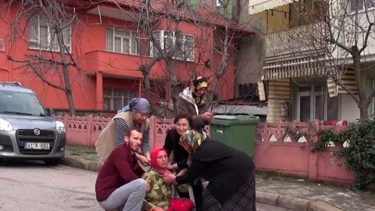 Boşanmak Üzere Olduğu Eşini Silahla Vurdu