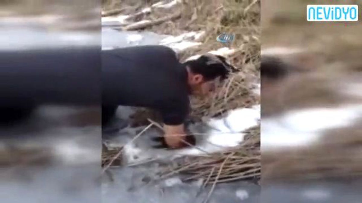 Buz Tutan Gölette Delik Açıp...