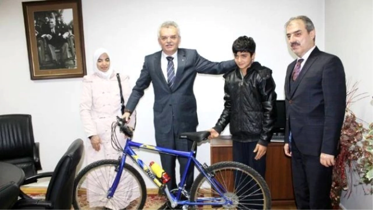 Cumhurbaşkanı Erdoğan\'ın Yolunu Kesip Bisiklet İsteyen Arif, Bisikletine Kavuştu