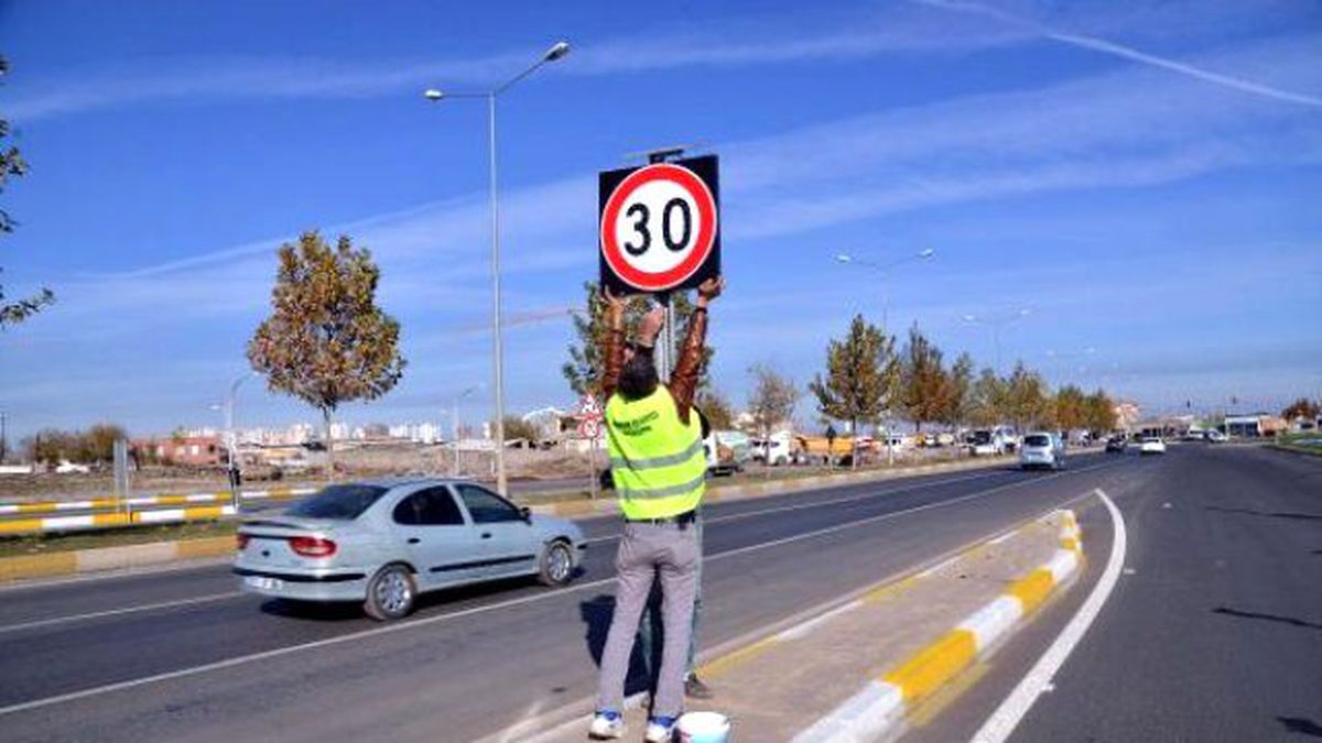Diyarbakır\'da Sürücülere Türkçe ve Kürtçe Uyarı Levhaları