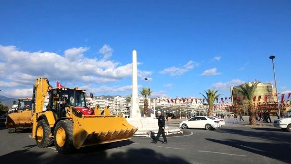 Efeler Belediyesi Yeni İş Makinelerini Görücüye Çıkardı