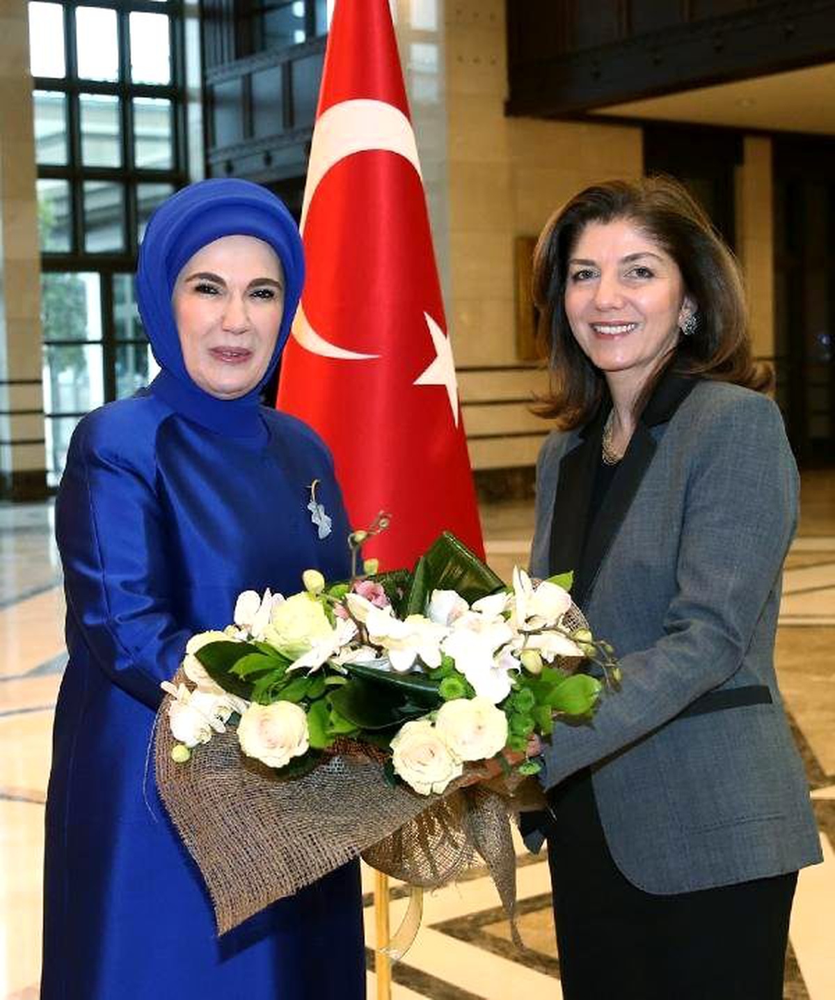 Emine Erdoğan, Kadın Büyükelçiler ve Büyükelçi Eşlerini Cumhurbaşkanlığı Sarayı\'nda Ağırladı