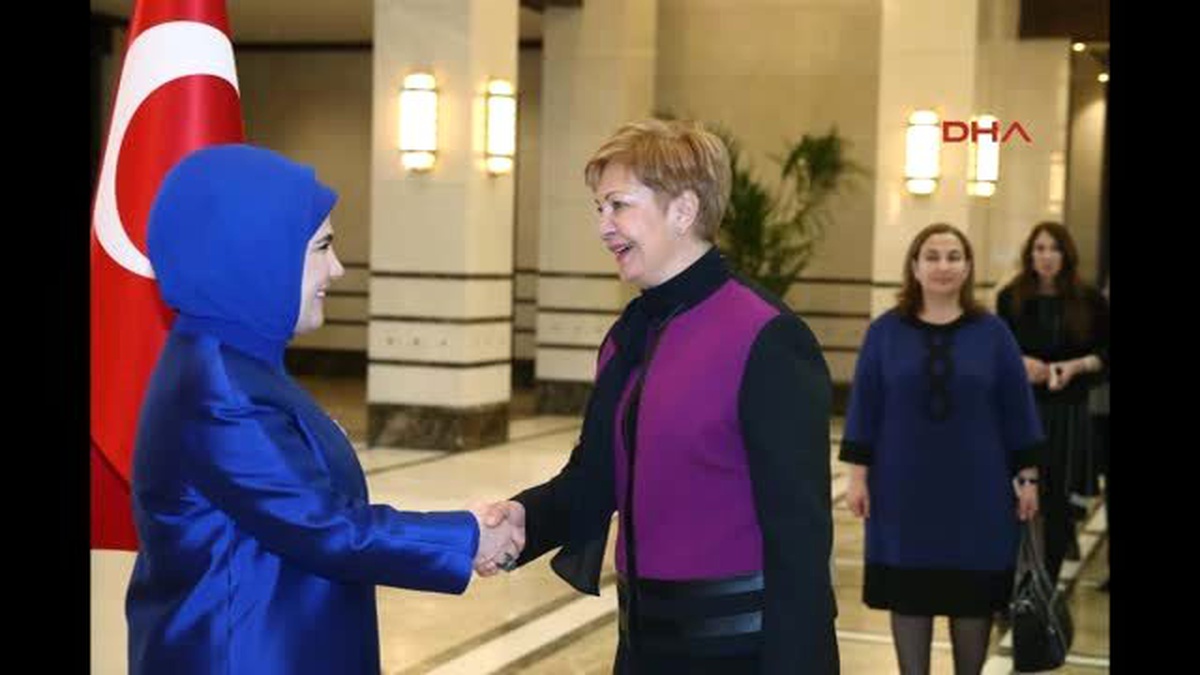 Emine Erdoğan, Kadın Büyükelçiler ve Büyükelçi Eşlerini Cumhurbaşkanlığı Sarayı\'nda Ağırladı
