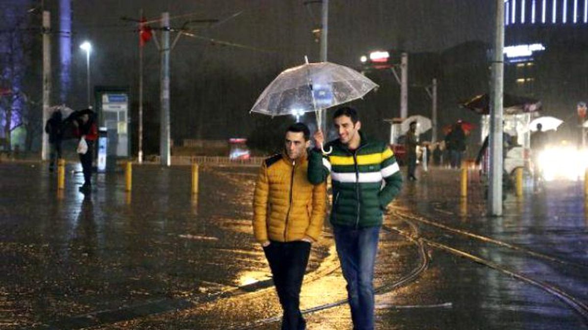 İstanbul\'da Sağanak Yağış Etkili Oluyor