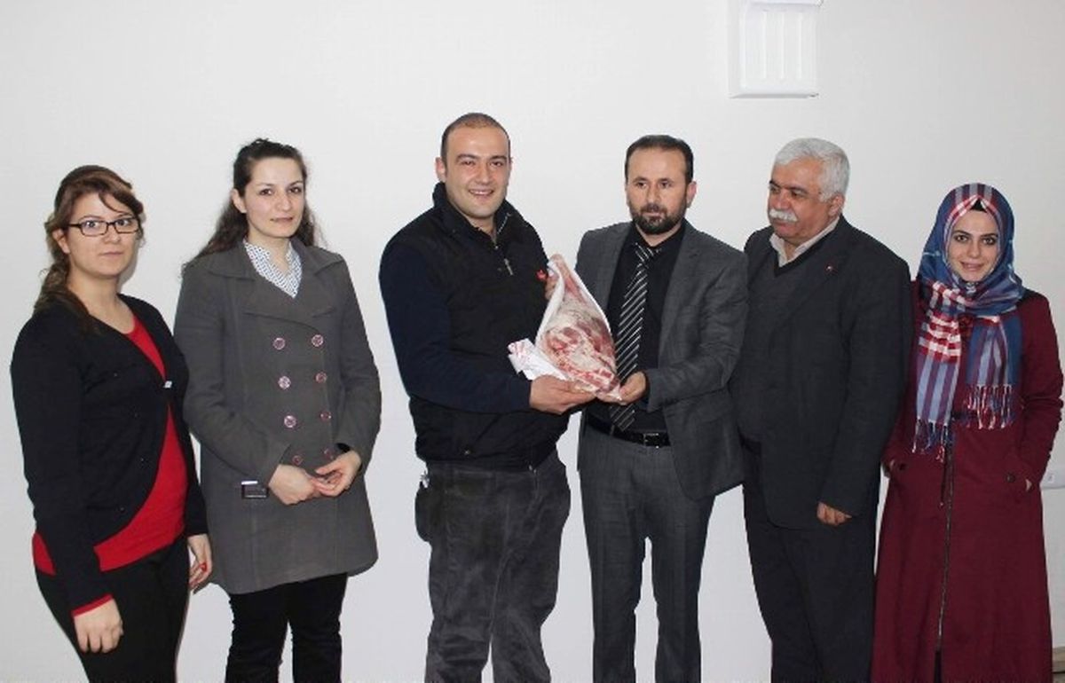 Kasap Gazetecilere But Hediye Etti