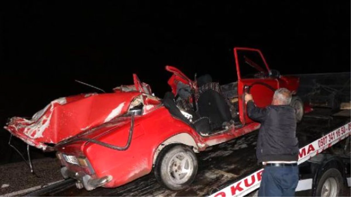 Kemer\'de Otomobille Kamyonet Çarpıştı: 3 Ölü, 1 Yaralı