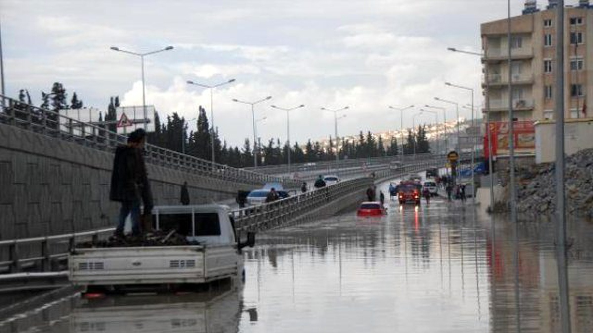 Kuşadası\'nda 10 Dakikalık Yağmur Trafiği Felç Etti