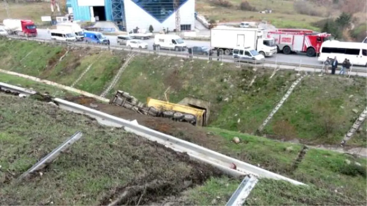 Lastiği Patlayan Hafriyat Kamyonu, Şarampole Yuvarlandı