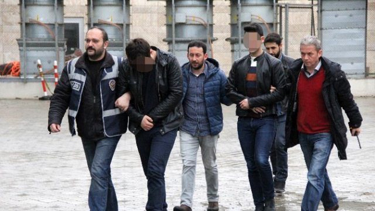 Lise Öğrencileri Giyim Eşyası Çaldıkları İddiasıyla Gözaltına Alındı
