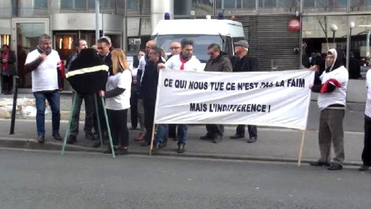 Paris Başkonsolosluğu Önüne Siyah Çelenk Bıraktılar