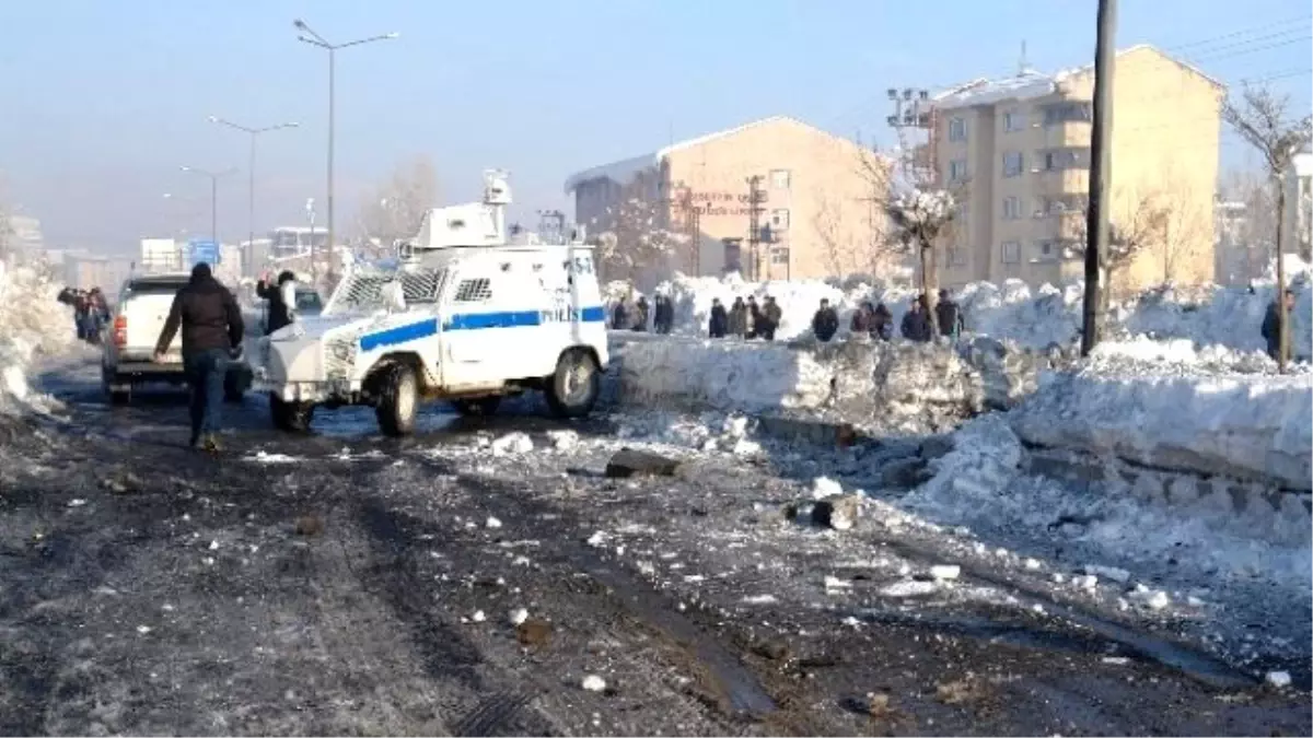 Polis Aracının Geçişi Sırasında Patlama