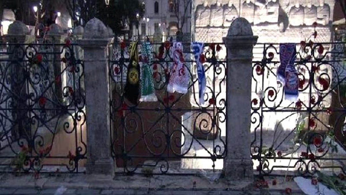 Saldırının Yaşandığı Noktaya Karanfilden Kalp ile "A" ve "T" Harfi Yaptılar