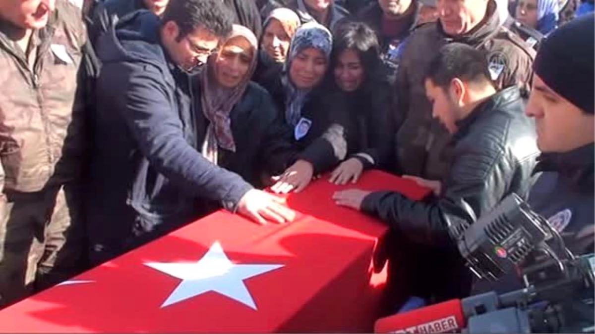 Şehit Özel Harekat Polisi Ayhan Demirel\'in Cenazesi Defnedildi