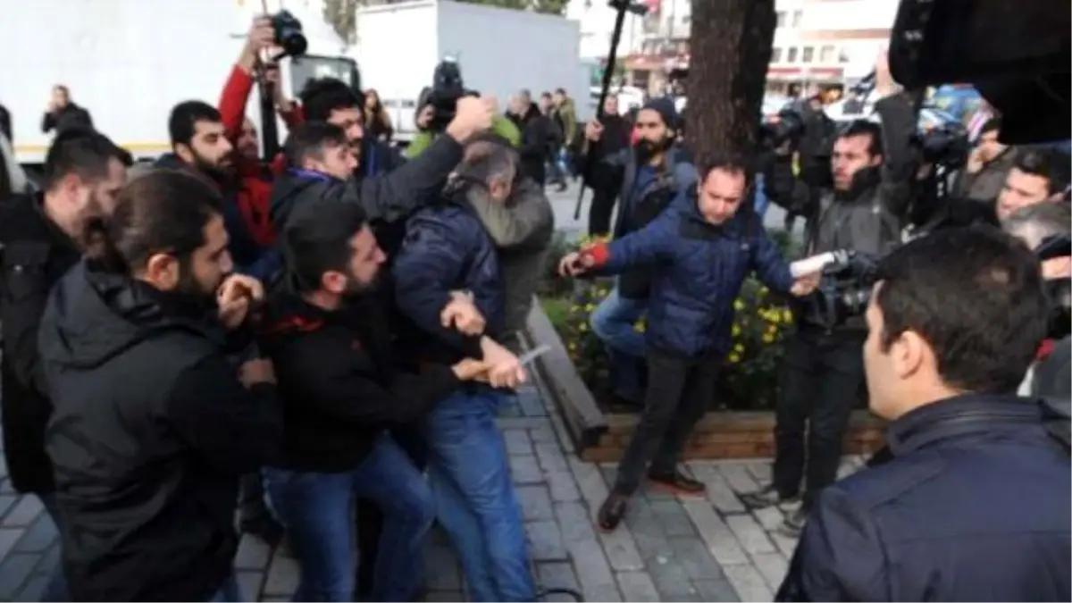 Sultanahmet Meydanı\'nda Bıçaklı Kavga