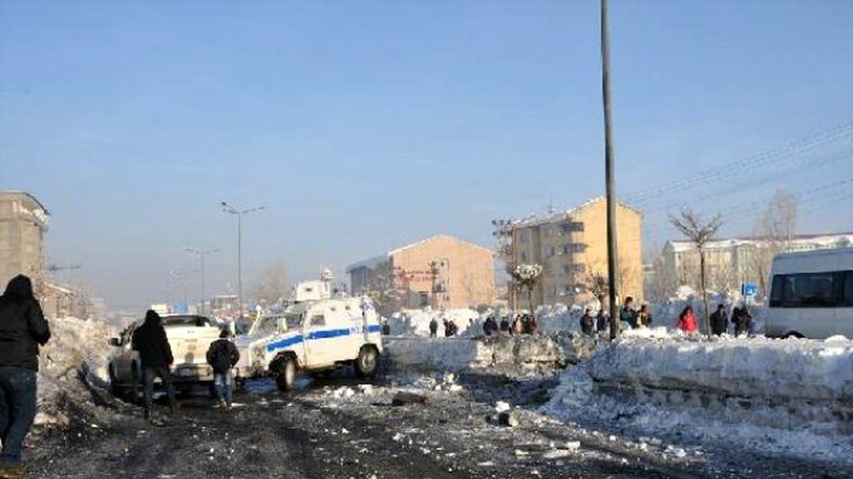 PKK, Yüksekova'da Zırhlı Polis Aracına Bombayla Saldırdı