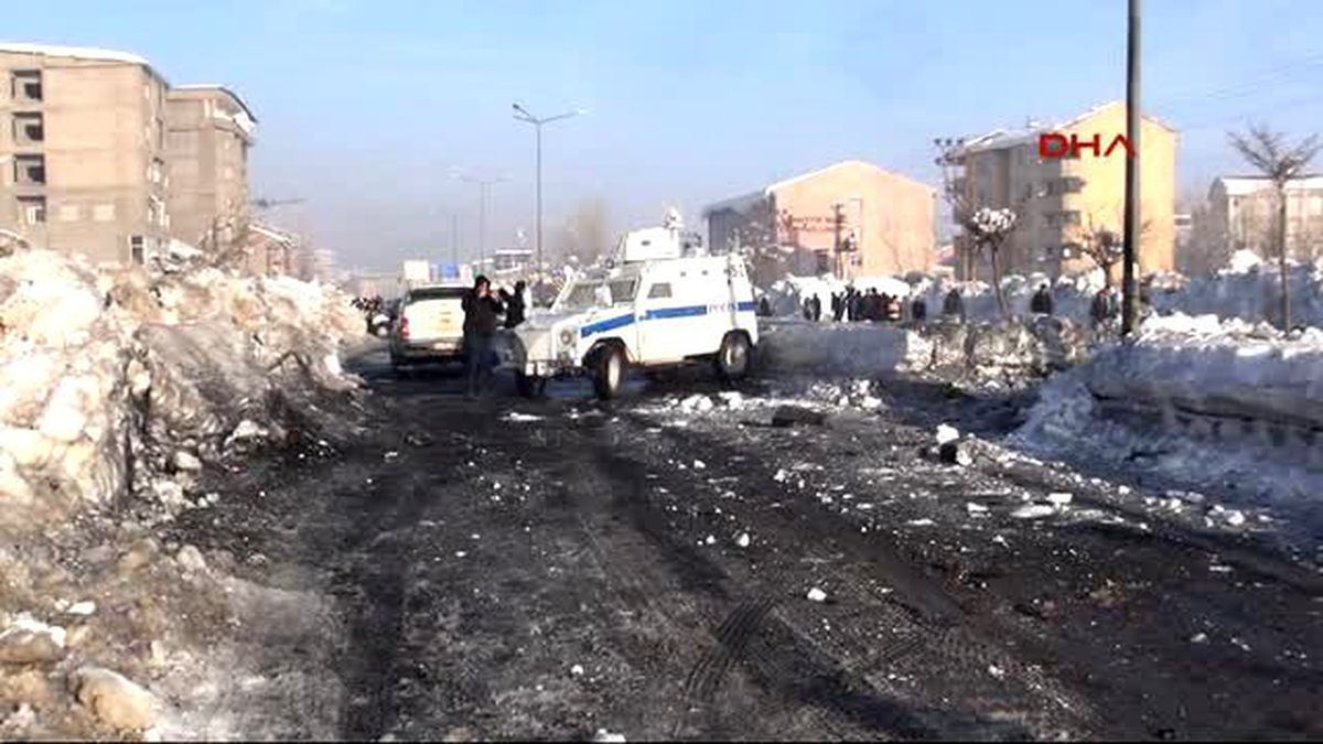 Yüksekova\'da Polis Bombalı Saldırı