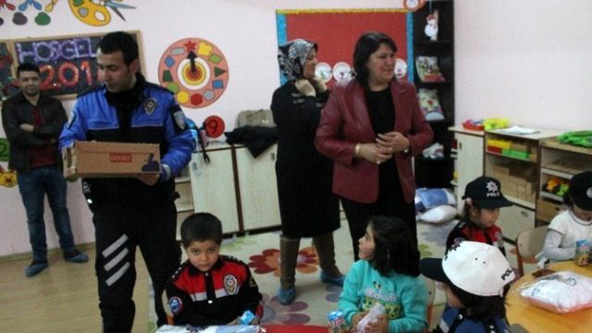 Anaokulu Öğrencilerine Yastık Dağıtıldı