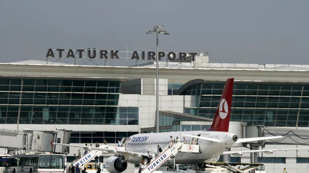 Atatürk Havalimanı\'nda Sahte Polis Yakalandı