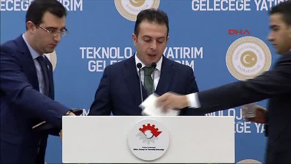 Başbakan Davutoğlu : Aydın Olmak Önce Demokratik Yöntemleri Savunmakla Olur