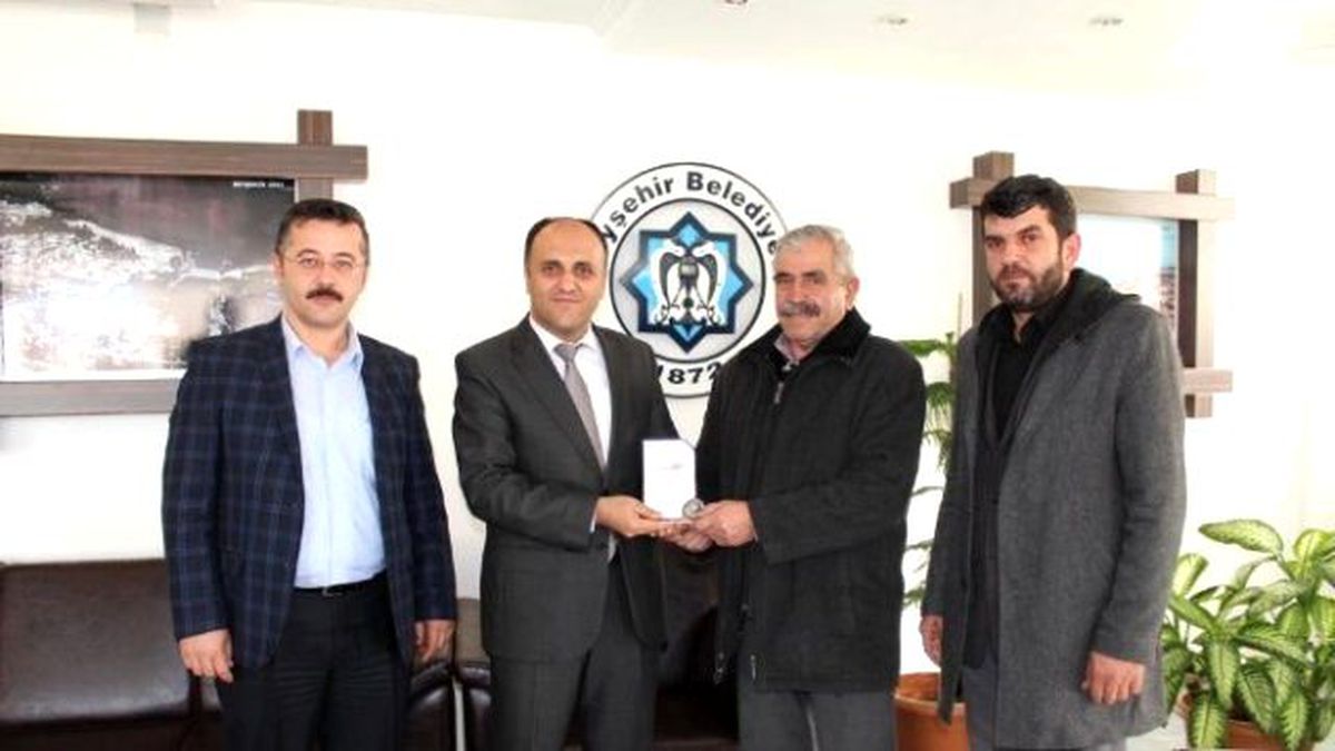 Başkan Özaltun\'a Teşekkür Plaketi