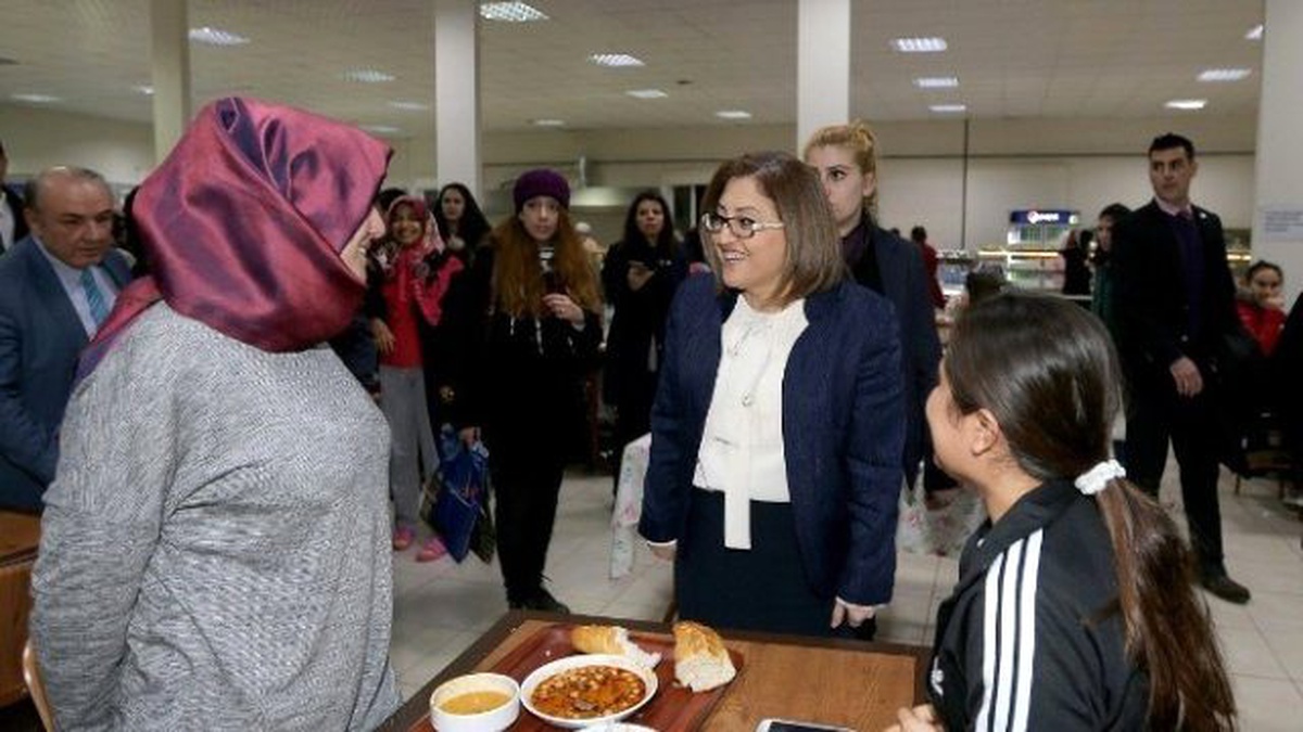Başkan Şahin, Kız Yurtlarını Ziyaret Etti