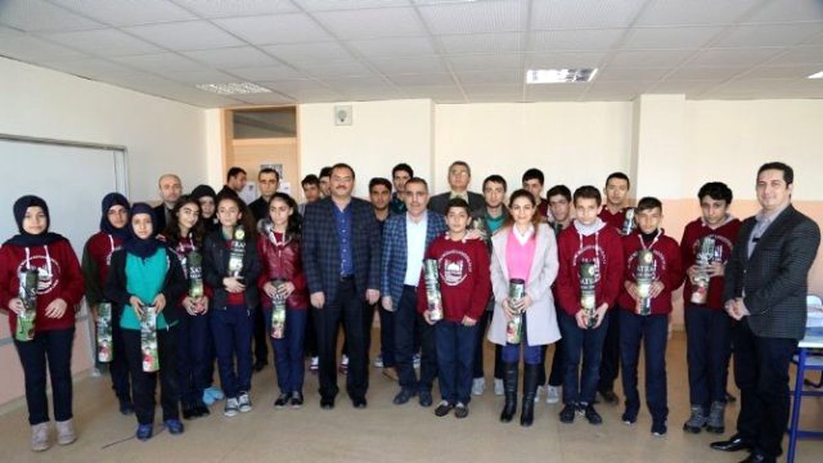 Çelikcan Öğrencilere Satranç Takımı Dağıttı