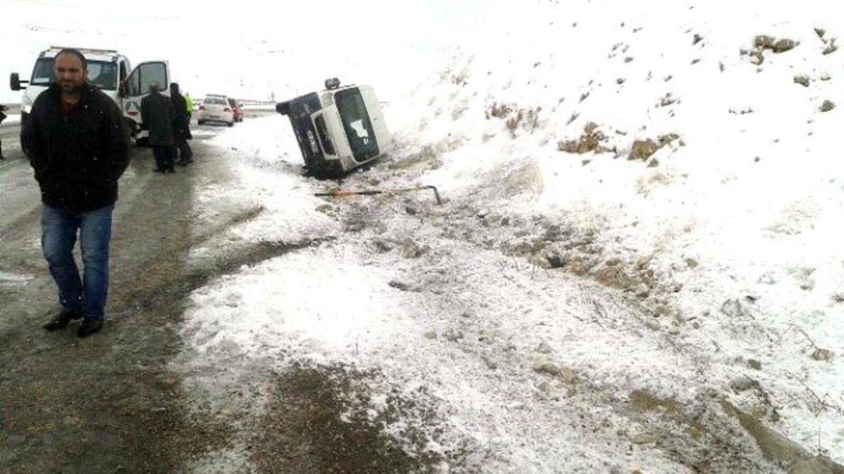Cenazeye Giden Minibüs Şarampole Devrildi: 8 Yaralı