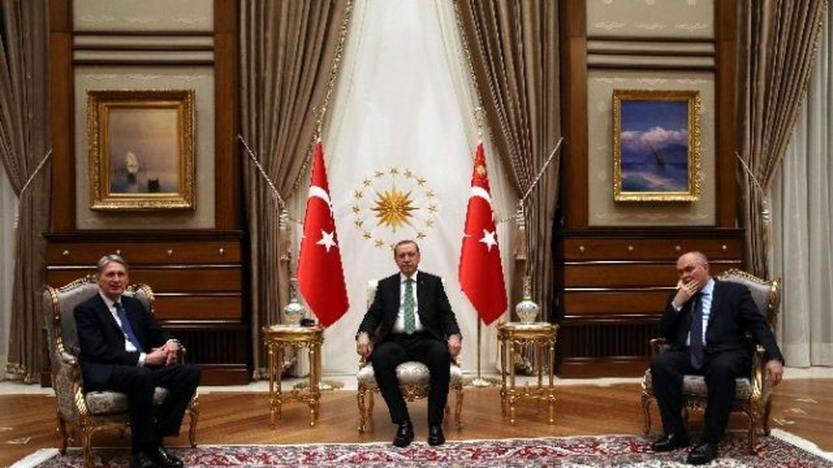 Cumhurbaşkanı Erdoğan, Birleşik Krallık Dışişleri Bakanı Hammond\'u Kabul Etti