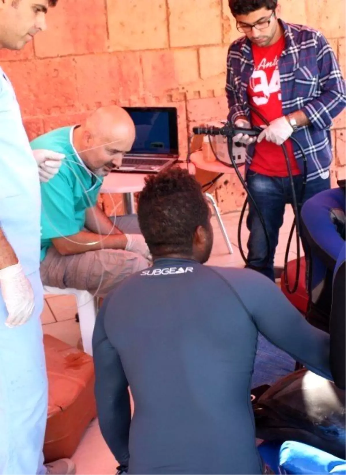 Dalgıç Maskesi Yutan Bir Yunusa Türkiye\'de İlk Defa Endoskopi Uygulandı