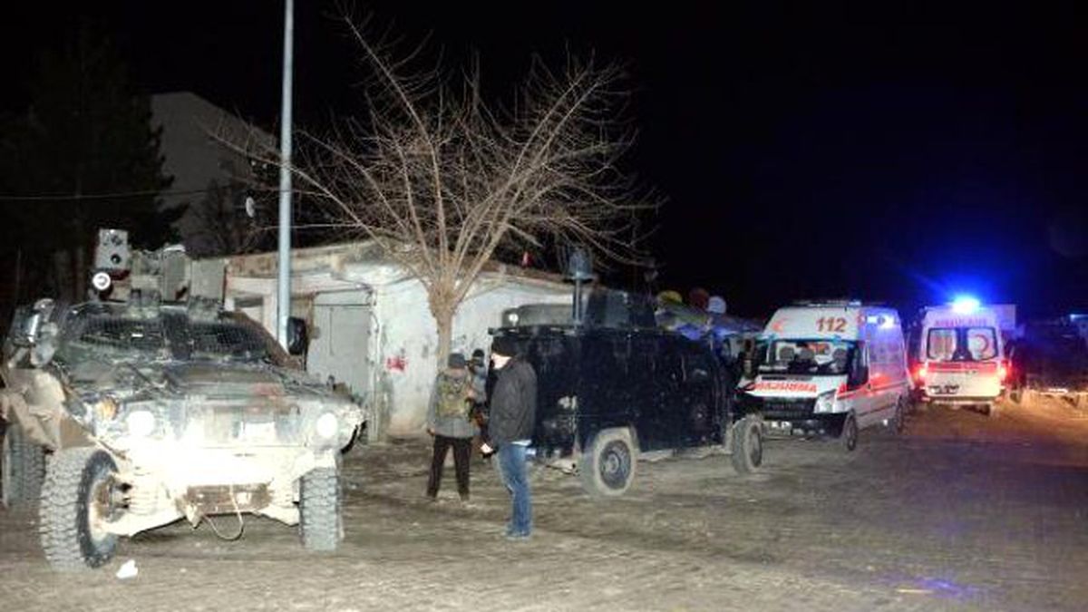 Diyarbakır Çınar\'da PKK\'lılar Emniyet\'e Bombalı Araçla Saldırdı: 39 Yaralı - (Yeniden)