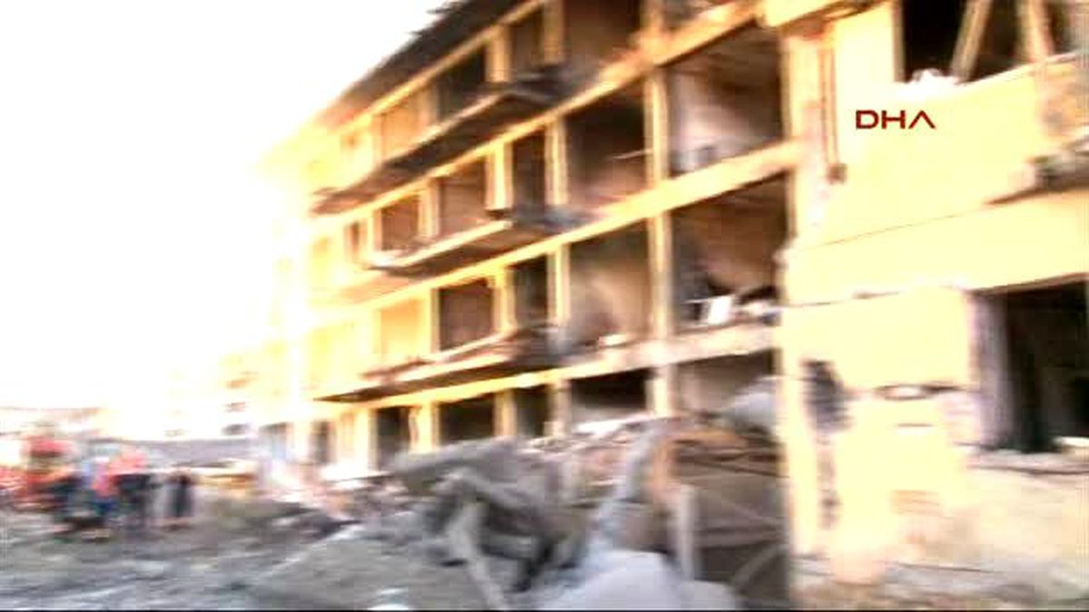 Diyarbakır Çınar\'da PKK\'lılar Emniyet\'e Bombalı Araçla Saldırdı: 39 Yaralı