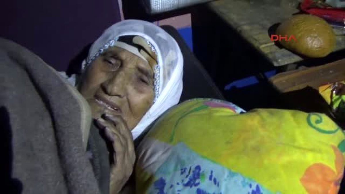 Diyarbakır Sur\'u Terketmelerine İzin Verilmeyen 2 Yaşlı, Askerler Tarafından Böyle Taşındı 2
