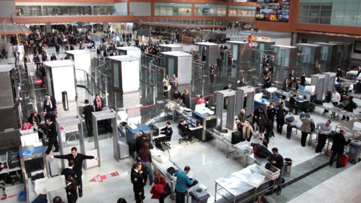 Diyarbakır Uçağında Bir Çanta Dolusu Tabanca Bulundu