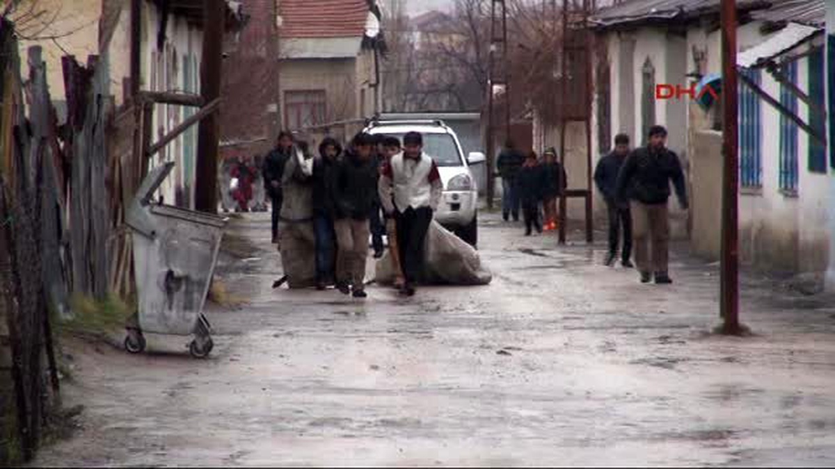 Elazığlı Hayırsever, Suriyelilere Her Gün 5 Ton Odun Dağıtıyor